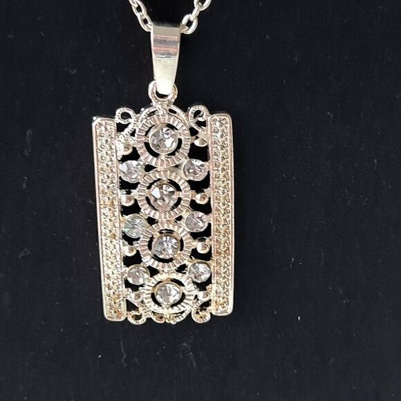 Ladies Silvertone necklace and earring set Nwt - Picture 2 of 8